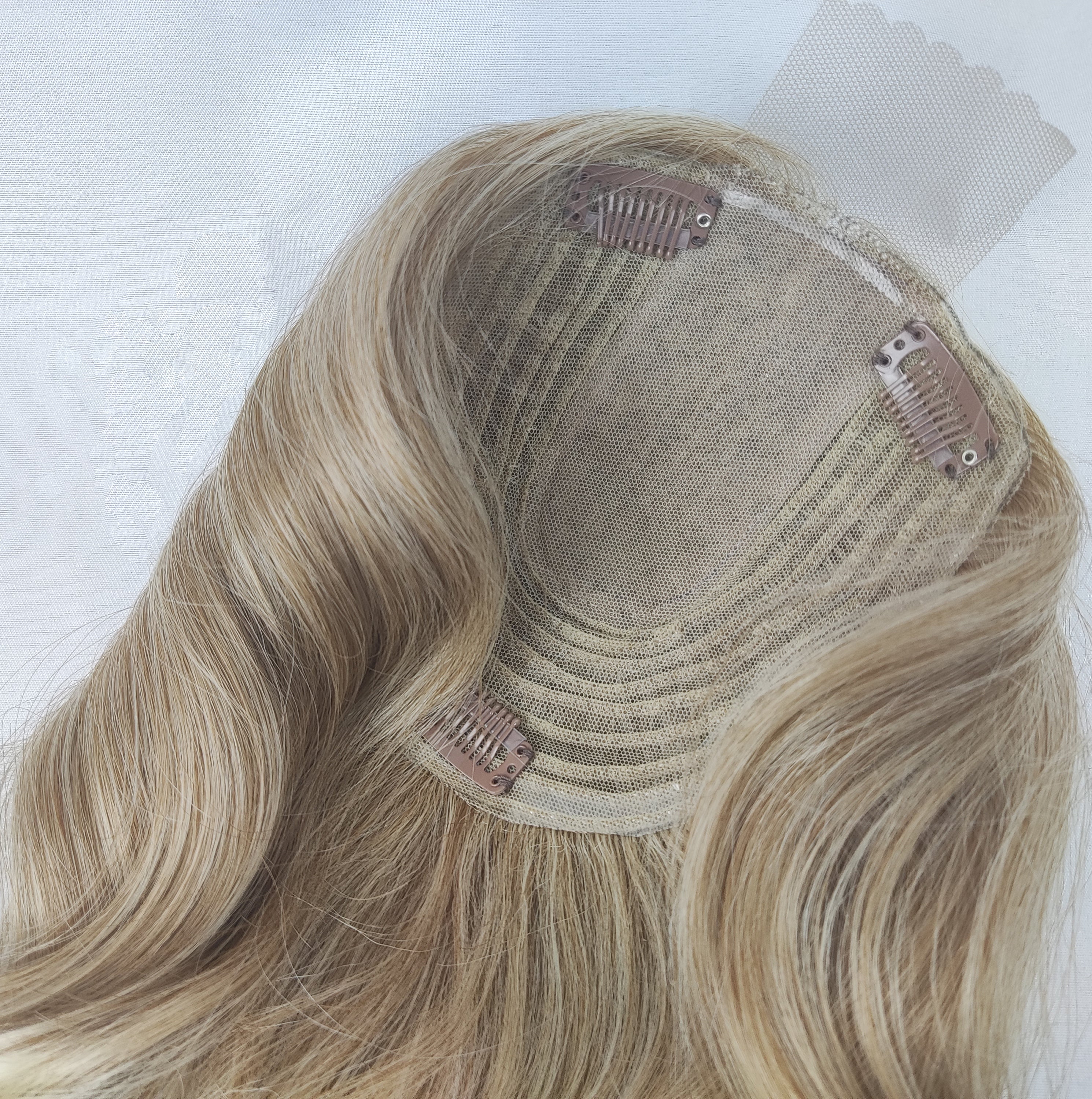 Elegant Beautiful Wavy Hair Topper For Women